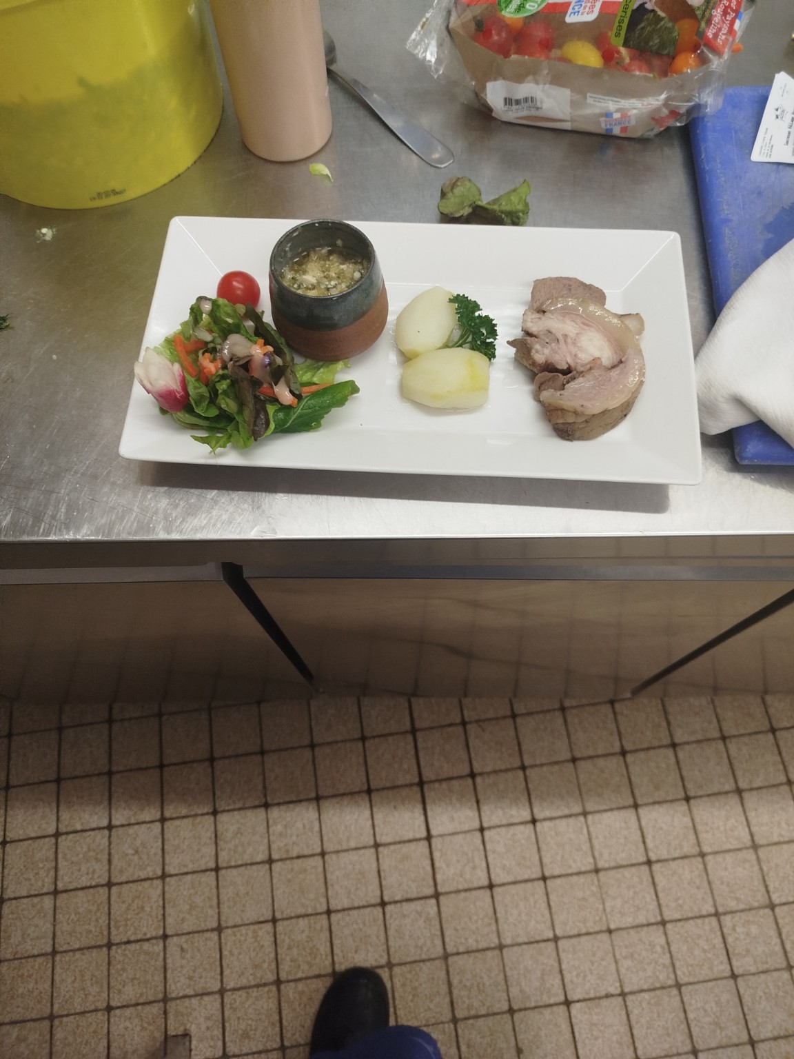 Assiette raffinée avec viande, pommes de terre et salade